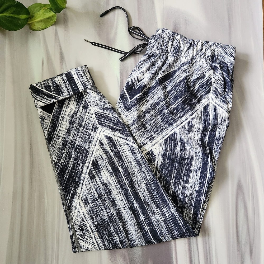 Lululemon Jet Crop Size 10 Heat Wave Black White Cuffed Full On Luon